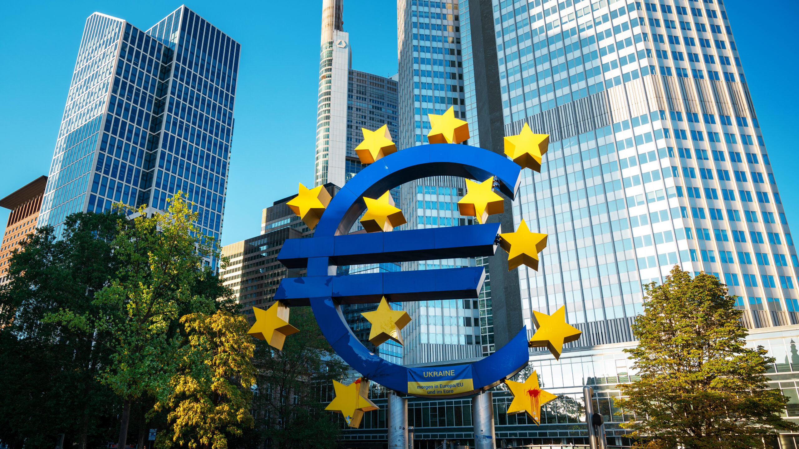 Escultura do Euro em Frankfurt em um dia ensolarado