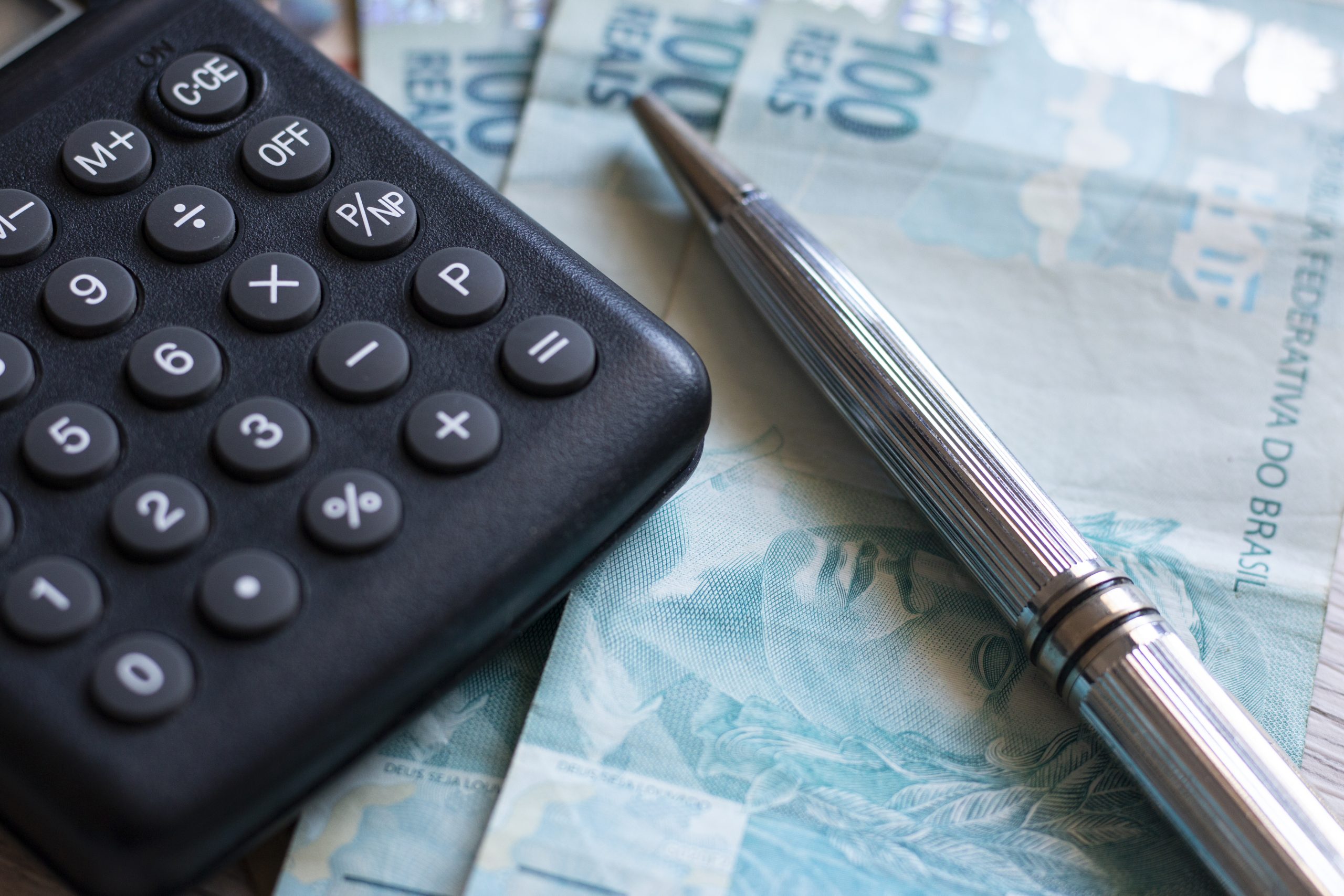 calculadora e notas de dinheiro