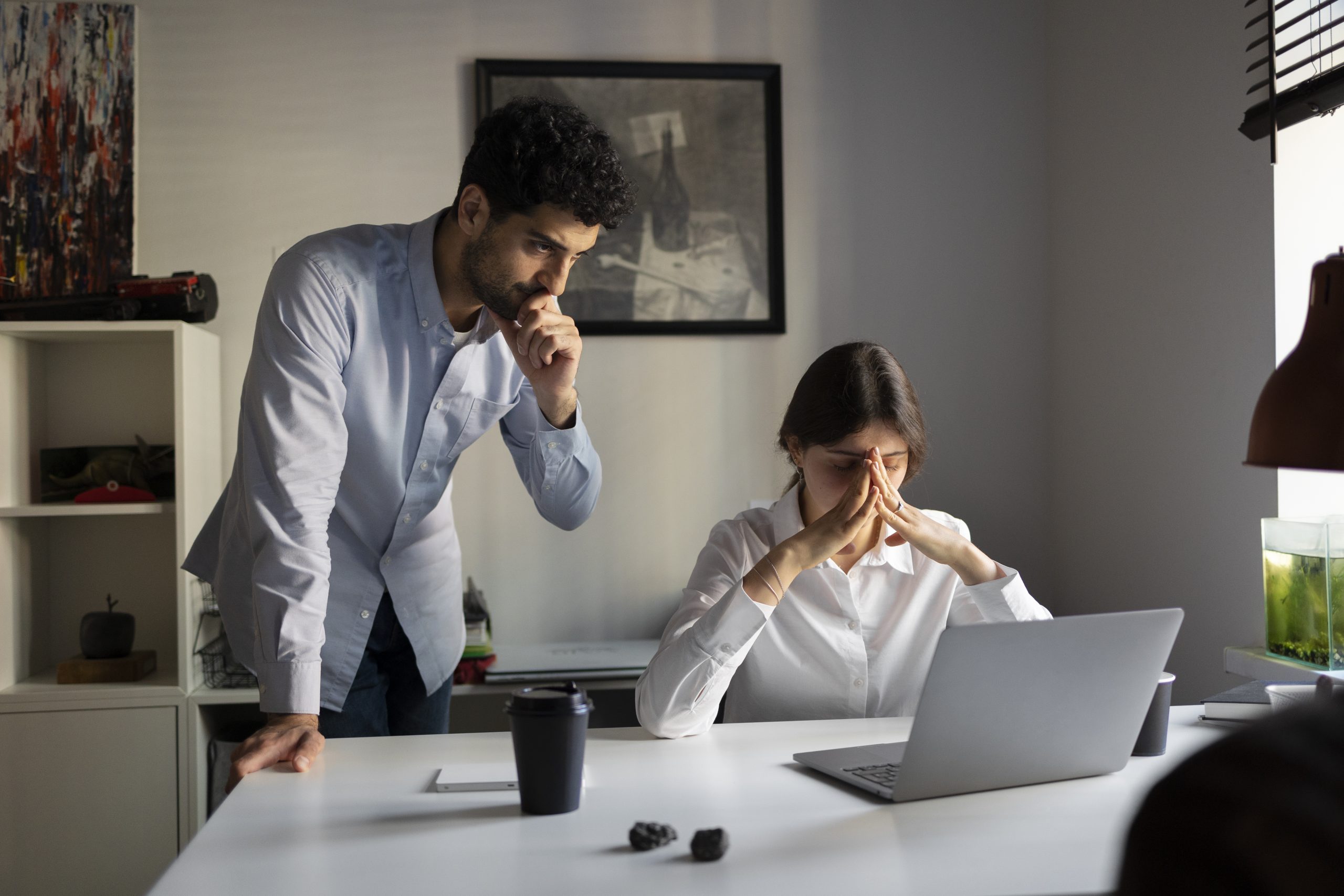 mulher e homem colegas estressados no trabalho